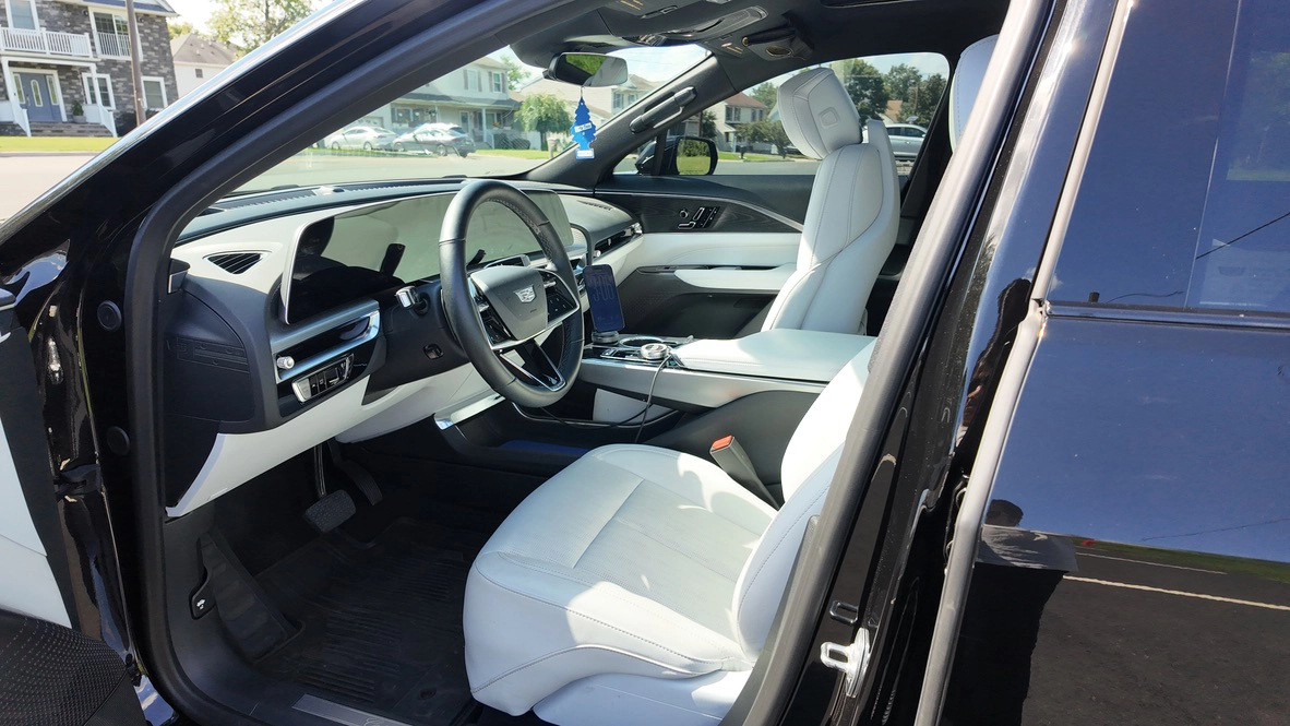 2025-cadillac-lyriq-ev-front-interior