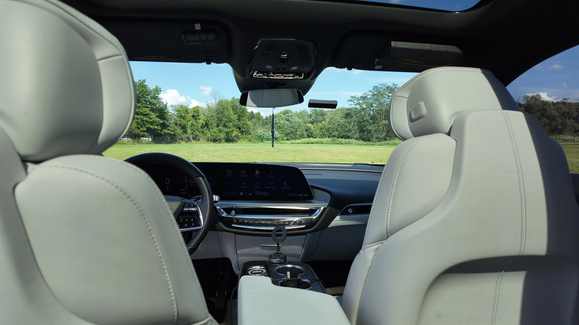 2025-cadillac-lyriq-ev-interior-cabin
