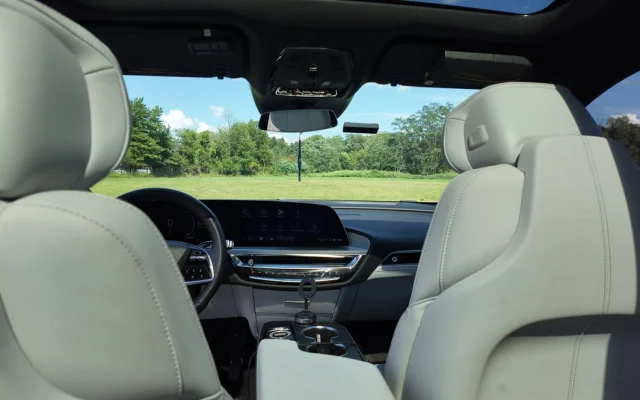 2025-cadillac-lyriq-ev-interior-cabin