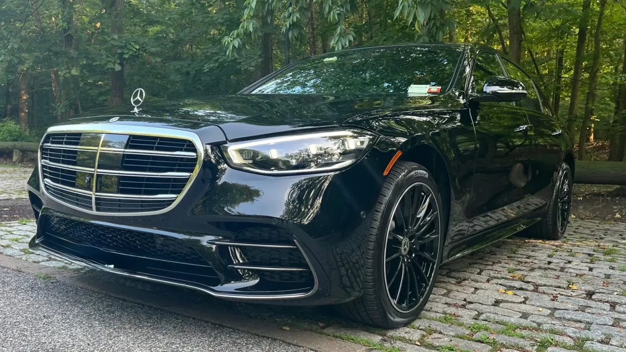 Benz Sedan Limo Park